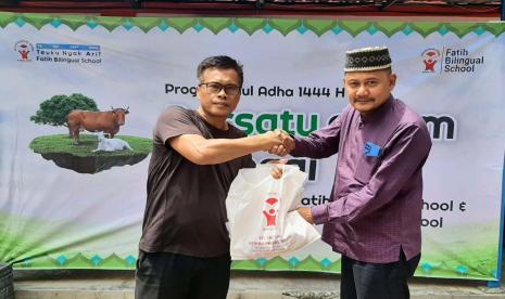 Untuk merayakan hari raya Idul Adha, Fatih Bilingual School bersama Teuku Nyak Arif Bilingual School mengadakan kegiatan kurban bertemakan Bersatu dalam Berbagi.