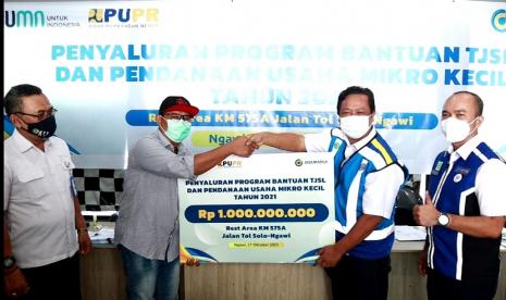 Untuk meringankan dampak pandemi yang dirasakan oleh pelaku usaha UMK di rest area serta dengan menerapkan prinsip Creating Shared Value (CSV), Jasa Marga memberikan bantuan dana dengan total sebesar Rp 1 miliar untuk UMK di Rest Area Km 575A Jalan Tol Solo-Ngawi.