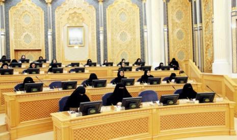 Pecah Rekor, 24 Perempuan Jadi Anggota Dewan Syuro Saudi. Untuk pertama kalinya dalam sejarah keanggotaan Dewan Syuro Arab Saudi, kali ini sejumlah besar anggota perempuan dipilih untuk bertugas di berbagai komite. Tercatat, ada 24 perempuan di 14 komite Syuro yang sampai saat ini dimonopoli oleh anggota laki-laki.