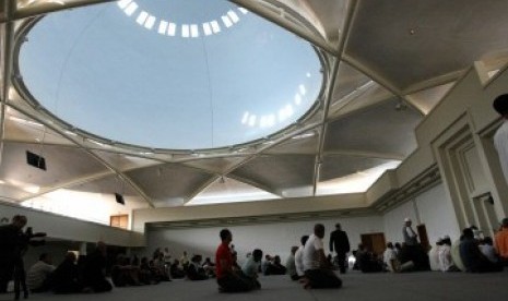  Untuk pertama kalinya, warga Muslim Prancis sholat di masjid baru di Strasbourg, Senin