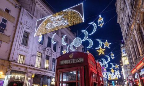 Untuk pertama kalinya, West End London diwarnai dengan gemerlap 30 ribu lampu, sebagai tanda dimulainya bulan suci Ramadhan. Coventry Street, yang menghubungkan Leicester Square dengan Piccadilly, diterangi tulisan Happy Ramadan, Rabu (22/3/2023). Gemerlap Ramadhan untuk Pertama Kali Terlihat di West End London