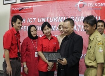 Untukmu Guruku: VP Area Jabotabek Jabar Telkomsel Venusiana Papasi mengamati bahan ajar Untukmu Guruku yang dibawakan oleh trainer matematika Dr. Tedi Setiawan, didampingi oleh Manager Corporate Communications Jabotabek Jabar Winni Vitriani dan GM Sales an