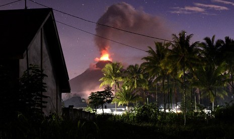 unung Soputan menyemburkan lava pijar dan debu vulkanis terlihat dari Desa Silian 3, Minahasa Tenggara, Sulawesi Utara.