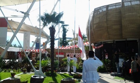 Upacara bendera 17 Agustus di Paviliun Indonesia, Milan Expo 2015 pada Senin (17/8).