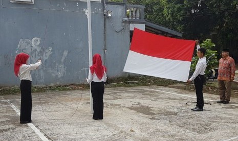 Upacara bendera di lingkungan RW. 06 Komplek Laladon Indah Kel. Laladon Kecamatan Ciomas, Kab.Bogor.