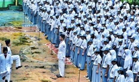 Upacara Bendera di SMAN 12 Jakarta dalam rangka memperingati Hardiknas 2013.