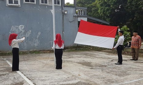   Upacara bendera untuk memperingati HUT RI ke-72 di lingkungan RW. 06 Komplek Laladon Indah Kel. Laladon Kecamatan Ciomas, Kab.Bogor, Kamis (17/8).