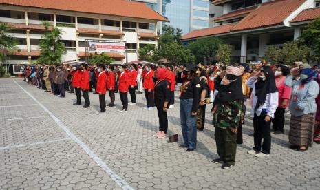 Upacara Hari Pahlawan di Universitas 17 Agustus 1945 Surabaya.