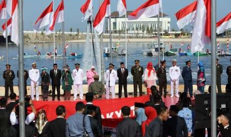 Upacara HUT ke-73 RI di Pantai Losari, Makassar, Jumat (17/8).