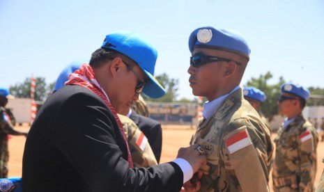 Upacara Medal Parade digelar di lapangan upacara Indobatt-04 Garuda Camp di dalam  UNAMID Supercamp, El-Geneina, West Darfur, Sudan (7/11)