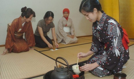 UPACARA MINUM TEH. Seorang perempuan memeragakan cara membuat teh hijau sementara 