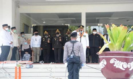 Wagub Sumbar Pimpin Pelepasan Jenazah Bupati Tanah Datar. Foto: Upacara pelepasan jenazah Bupati Tanah Datar Irdinansyah Tarmizi di Kantor Bupati Tanah Datar di Pagaruyung, Batusangkar, Ahad (20/9),