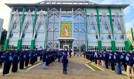 Upacara pelepasan peserta KKN mandiri Inisiatif terprogram (MIT) mahasiswa UIN Walisongo, di halaman gedung Kyai Soleh Darat, kompleks kampus UIN Walisongo, Selasa (10/1).