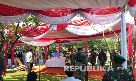 Upacara pemakaman jenazah Mantan Kepala Staf Angkatan Darat Jenderal TNI Purn Pramono Edhie Wibowo di TMP Kalibata, Ahad (14/6). 