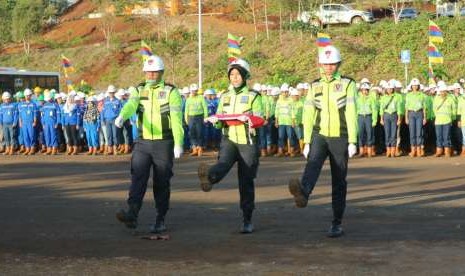 Upacara pengibaran bendera merah putih oleh HARITA Nickel di Pulau Obi, Kabupaten Halmahera Selatan, Maluku Utara, Jumat (17/8).