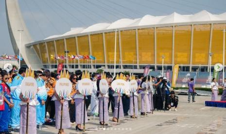 Upacara pengibaran bendera negara-negara peserta SEA Games 2023 digelar di Stadion Nasional Morodok Techo, Phnom Penh, Jumat (5/5/2023). 