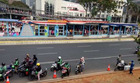 Upacara penutupan Asian Games 2018 menarik minat masyarakat luas. Antusiasme masyarakat juga terlihat dari antrian di jembatan penyeberangan Halte Gelora Bung Karno (GBK), Jakarta, Ahad (2/9).