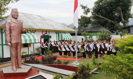 Upacara peringatan 17 Agustus kali ini dilaksanakan oleh segenap civitas akademika di lingkungan Universitas Terbuka. Universitas Terbuka (UT) akan menggelar agenda wisuda pada Selasa, 23 Agustus 2022 dengan salah satu wisudawannya yakni almarhum Brigadir Yoshua atau Brigadir J. Pihak UT dikabarkan mengundang orang tua Brigadir J menghadiri gelaran tersebut untuk menerima ijazah kelulusan Brigadir J. 