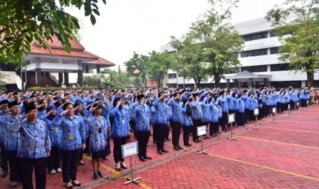 Upacara Peringatan Hari Sumpah Pemuda (HSP) yang digelar di halaman kantor Kementerian Desa, Pembangunan Daerah Tertinggal, dan Transmigrasi (Kemendes PDTT), Senin (29/10). 