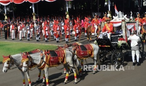 Upacara Peringatan Kemerdekaan Istana Merdeka. Rombongan Kereta Ki Jagarasa pembawa Bendera Duplikat Sang Saka Merah Putih dan Teks Proklamasi memasuki komplek Istana Merdeka sebelum Upacara Peringatan Hari Kemerdekaan ke-71 RI di Istana Merdeka, Jakarta, 