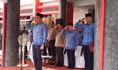 Upacara peringatan Sumpah Pemuda di Kantor Gubernur Sumatera Barat, Padang, Senin (28/10).