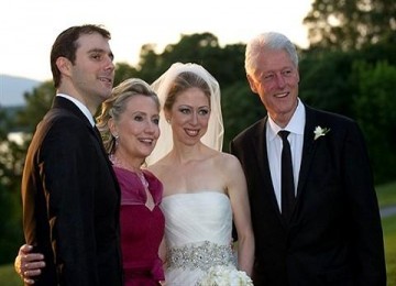 Upacara pernikahan Chelsea Clinton dan Marc Mezvinsky (kiri) 31 Juli 2010. Kini, makin banyak warga AS yang percaya bahwa pernikahan sudah usang.