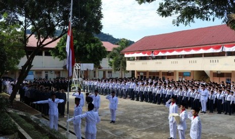 Uparacara memperingati detik-detik Proklamasi di kampus putra Perguruan Ar Risalah Padang.