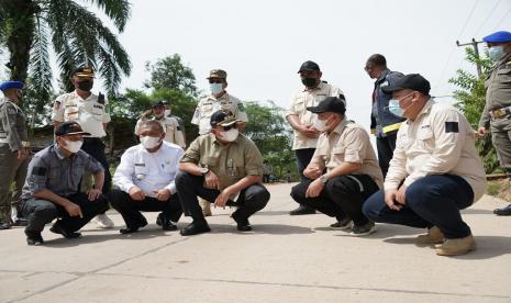 Bupati Muba Dodi Reza Alex Noerdin di sela meninjau jalan sepanjang 4.1 kilometer meliputi jalan Simpang Pauh-Beji Mulyo (B1)-Berojaya Timur (B2)- Margo Mulyo (B3)-Pandan Sari (B4) Kabupaten Musi Banyuasin (Muba) yang menghubungkan langsung ke ruas jalan nasional Sungai Lilin-Jambi.