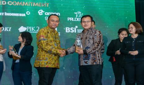 Upaya Bank DKI dalam menjaga konsistensi penerapan keuangan berkelanjutan dengan terus mengintegrasikan prinsip Environmental, Social, dan Governance (ESG) melalui penyelenggaraan berbagai kegiatan keuangan berkelanjutan, berhasil meraih apresiasi berupa penghargaan dari B-Universe sebagai Pemenang kategori ESG Recognized Commitment dalam gelaran Investor Daily ESG Appreciation Night yang berlangsung di Jakarta (27/02). 