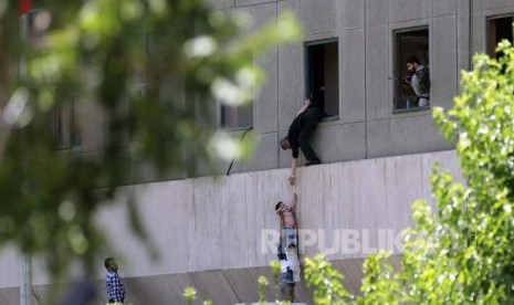 Upaya evakuasi pengunjung Kompleks Parlemen Iran yang dilakukan kelompok bersenjata di Teheran, Iran, Rabu (7/6).