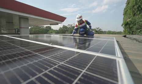 Upaya go green dengan menurunkan emisi karbon terus dilakukan Pertamina, antara lain dengan membidik pemasangan Pembangkit Listrik Tenaga Surya (PLTS) di Green Energy Station (GES) yang tersebar di berbagai wilayah nusantara. Saat ini  PLTS telah terpasang di 76 titik GES yang berlokasi di Jawa, Bali, dan Nusa Tenggara dan akan diperluas hingga 5000 titik.