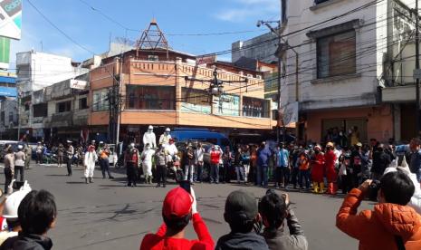 Upaya memutus mata rantai Covid-19 di Kota Sukabumi dilakukan menyemprot disinfektan melalui media drone di Pasar Pelita, Rabu (8/4)