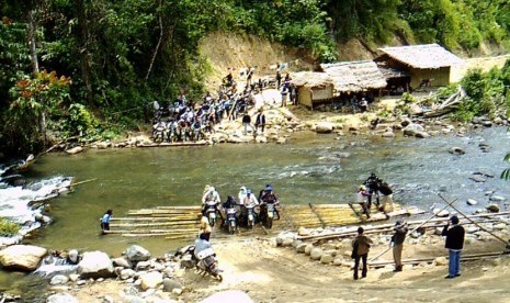 Upaya menyeberang sungai (ilustrasi).