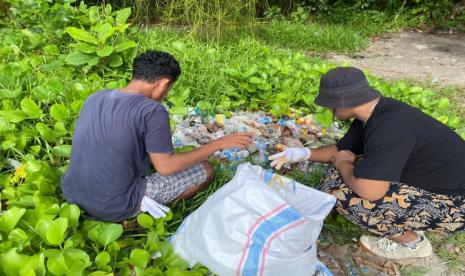 Upaya mereduksi sampah plastik. 