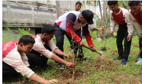 Upaya pelestarian hayati dengan menggandeng para santri di pesantren, Pandeglang, Banten. 