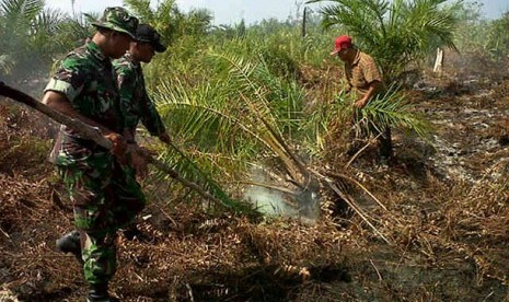 Upaya pemadam api oleh personel Yonzipur 9 Kostrad 