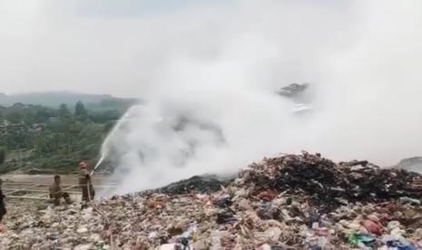 Upaya pemadaman kebakaran TPA Cikundul Kota Sukabumi, Provinsi Jawa Barat, Ahad (22/10/2023). 