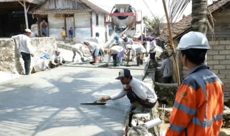 Upaya pembangunan jalan di enam desa di Kabupaten Rembang dan Blora, yakni Desa Tegaldowo, Desa Kajar, Desa Timbrangan, Desa Pasucen, dan Desa Kadiwono di Kabupaten Rembang, serta Desa Ngampel di Kabupaten Blora.