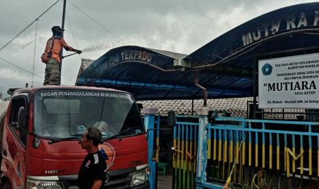  Upaya pembersihan meterial berupa abu vulkanis di lingkungan pendidikan di lokasi terdampak paling parah erupsi Merapi oleh petugas BPBD Kabupaten Magelang, Selasa (14/3).