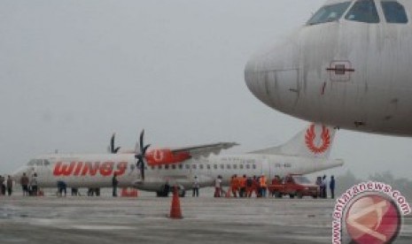 Upaya pembersihan mulai dilakukan sejumlah bandara yang terkena dampak letusan Gunung Kelud.