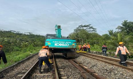 Upaya penanganan rel kereta api yang terkena longsor (ilustrasi). 