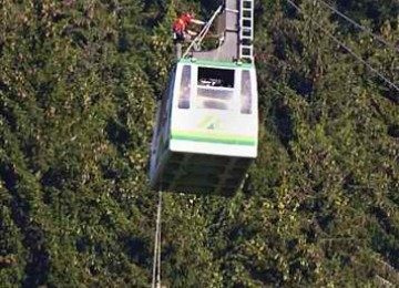 Upaya penyelamatan wisatawan penumpang kereta kabel.