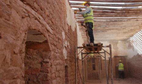 Lonjakan Kasus Covid-19 Bisa Buat Arab Saudi Tutup Masjid . Foto: Upaya restorasi bagian dalam Masjid Al Zawiyah di area Kota Tua Al Ula, Arab Saudi. Masjid itu dan Masjid Al Zawiyah Selama lebih dari 800 tahun, dua masjid ini menjadi titik perhentian bagi jamaah yang melaksanakan ibadah haji dan umroh di Makkah. 