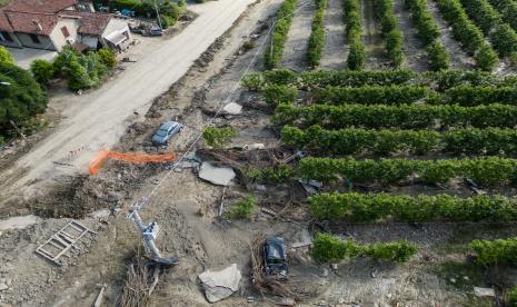 Upaya restorasi tanggul Sungai Santerno sedang berlangsung di Ravenna, Italia, 27 Mei 2023. Banjir dahsyat yang melanda Italia timur laut pekan lalu telah menyebabkan kerusakan besar.