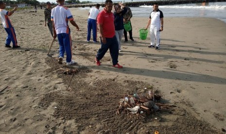 UPT Ditjen Perhubungan Laut di seluruh Indonesia.lakukan gerakan bersih-bersih laut dan Pantai. 