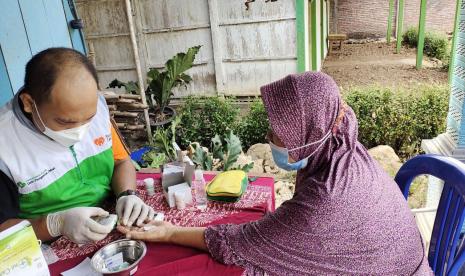 UPZ PermataBank Syariah dan Rumah Zakat telah membantu puluhan lansia yang ada di Desa Manggungsari untuk mewujudkan lansia sehat.