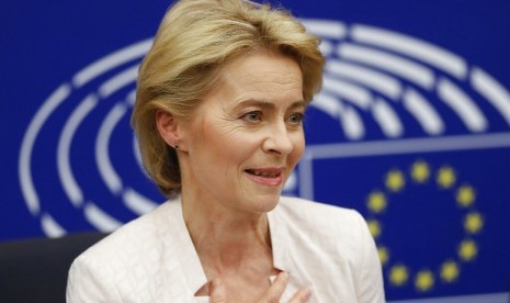 Ursula von der Leyen berbicara pada wartawan saat konferensi usai terpilih sebagai Presiden Komisi Eropa di Parlemen Eropa di Strasbourg, Prancis, Selasa (16/7).