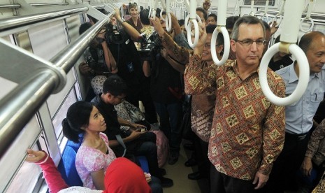 US Ambassador, Scot Marciel (second right, standing), takes train in a visit to satelite city of Bekasi, on Wednesday.  