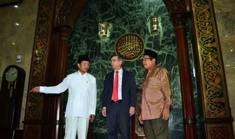 US ambassador to Indonesia, Scot Marciel, (center) visits Sunda Kelapa Mosque, accompanied by Deputy Minister of Religios Affiars Nasarudin Umar (left) and head of the mosque's committee, Aksa Mahmud. 