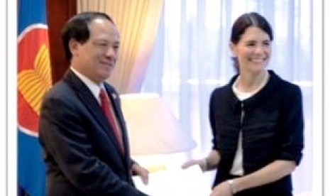 US Ambassador to the Association of Southeast Asian Nations (ASEAN), Nina Hachigian (right) and ASEAN Secretary-General Le Luong Minh, on Monday, Nov 3, 2014.